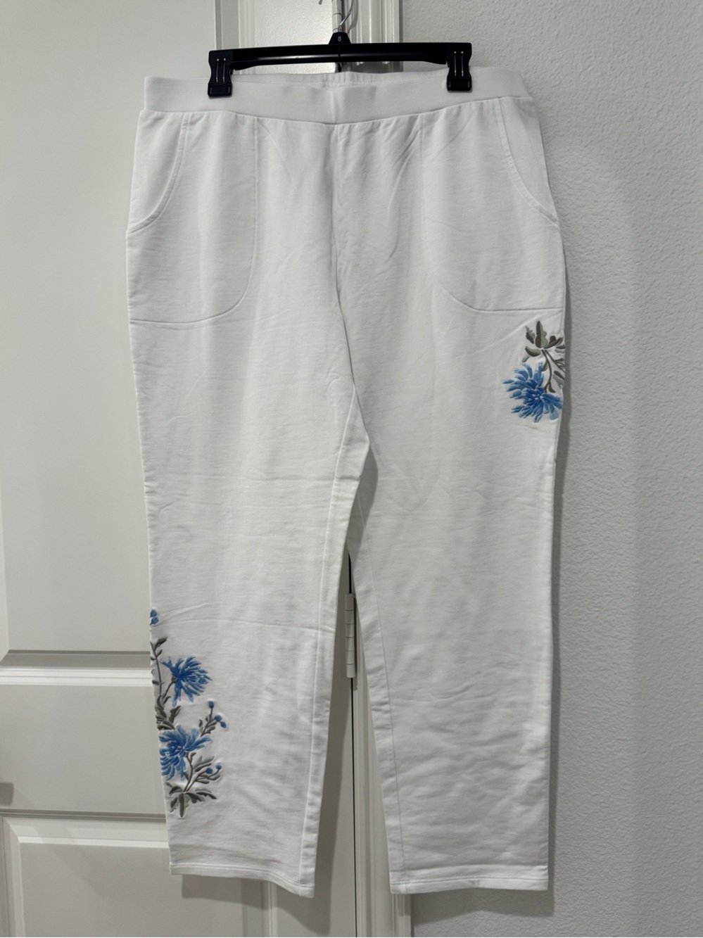 Denim&Co White Cropped White Pants with Blue Floral Embroidery